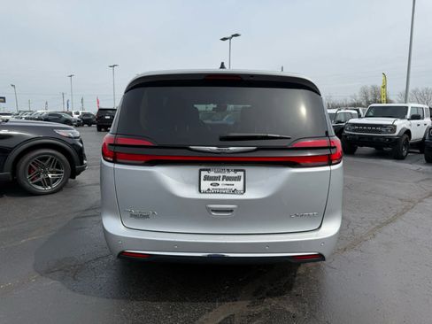 Used 2024 Chrysler Pacifica Limited image 24