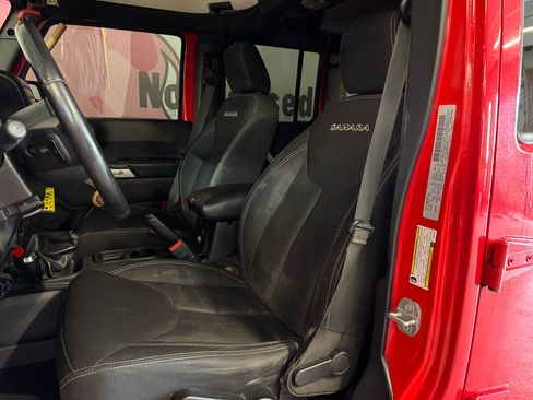 Used 2016 Jeep Wrangler Unlimited Sahara w/ Connectivity Group image 17