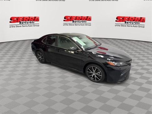 Certified 2022 Toyota Camry SE w/ Convenience Package image 2