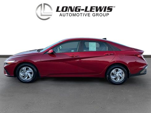 Used 2025 Hyundai Elantra SE image 2