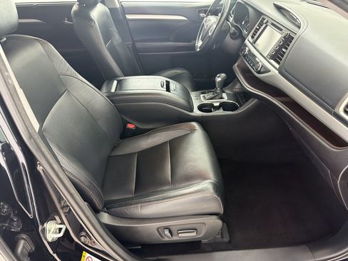 Used 2017 Toyota Highlander XLE AWD/4WD image 22