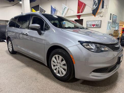 Used 2021 Chrysler Voyager L FWD image 14