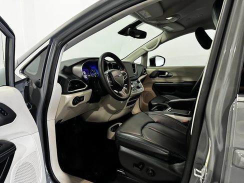 Used 2023 Chrysler Pacifica Touring-L FWD image 15