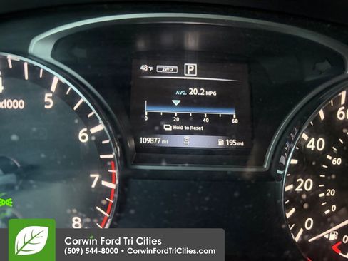 Used 2018 Nissan Pathfinder SV image 3