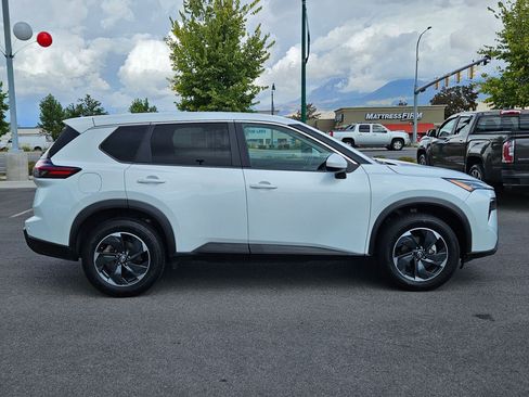 Used 2024 Nissan Rogue SV image 2