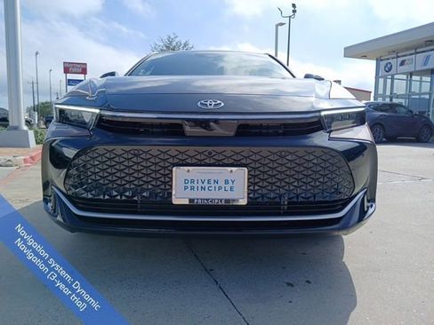 Used 2023 Toyota Crown Platinum image 2