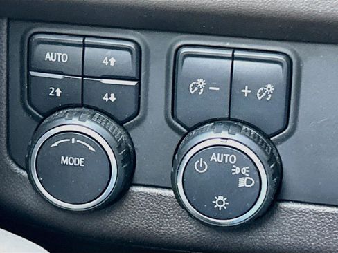 Used 2022 Chevrolet Tahoe Z71 w/ Luxury Package AWD/4WD image 37