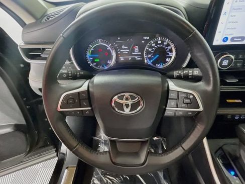 Used 2023 Toyota Highlander Bronze Edition FWD image 12
