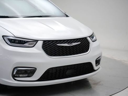 Used 2025 Chrysler Pacifica Pinnacle image 9