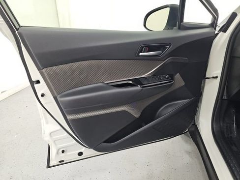 Used 2020 Toyota C-HR Limited FWD image 11