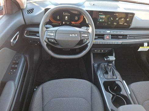 Used 2025 Kia K4 LXS image 10