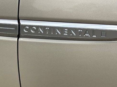 Used 2017 Lincoln Continental Premiere AWD/4WD image 18