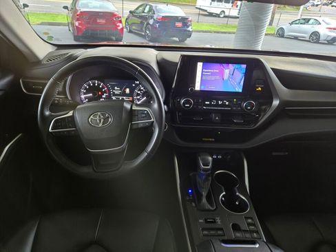 Used 2024 Toyota Highlander XLE image 11