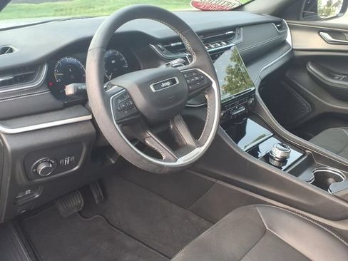 Used 2024 Jeep Grand Cherokee Altitude AWD/4WD image 7