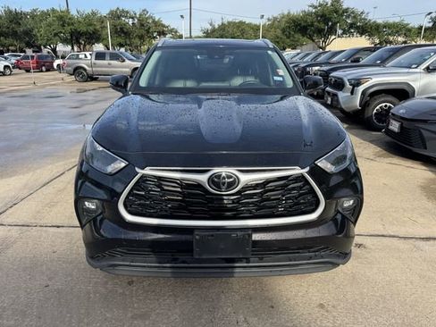 Used 2022 Toyota Highlander XLE FWD image 2