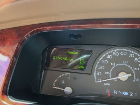 Used 2004 Lincoln Town Car Signature RWD image 22
