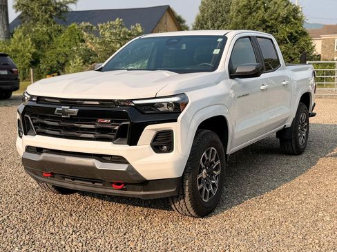 Used 2025 Chevrolet Colorado Z71 AWD/4WD image 3