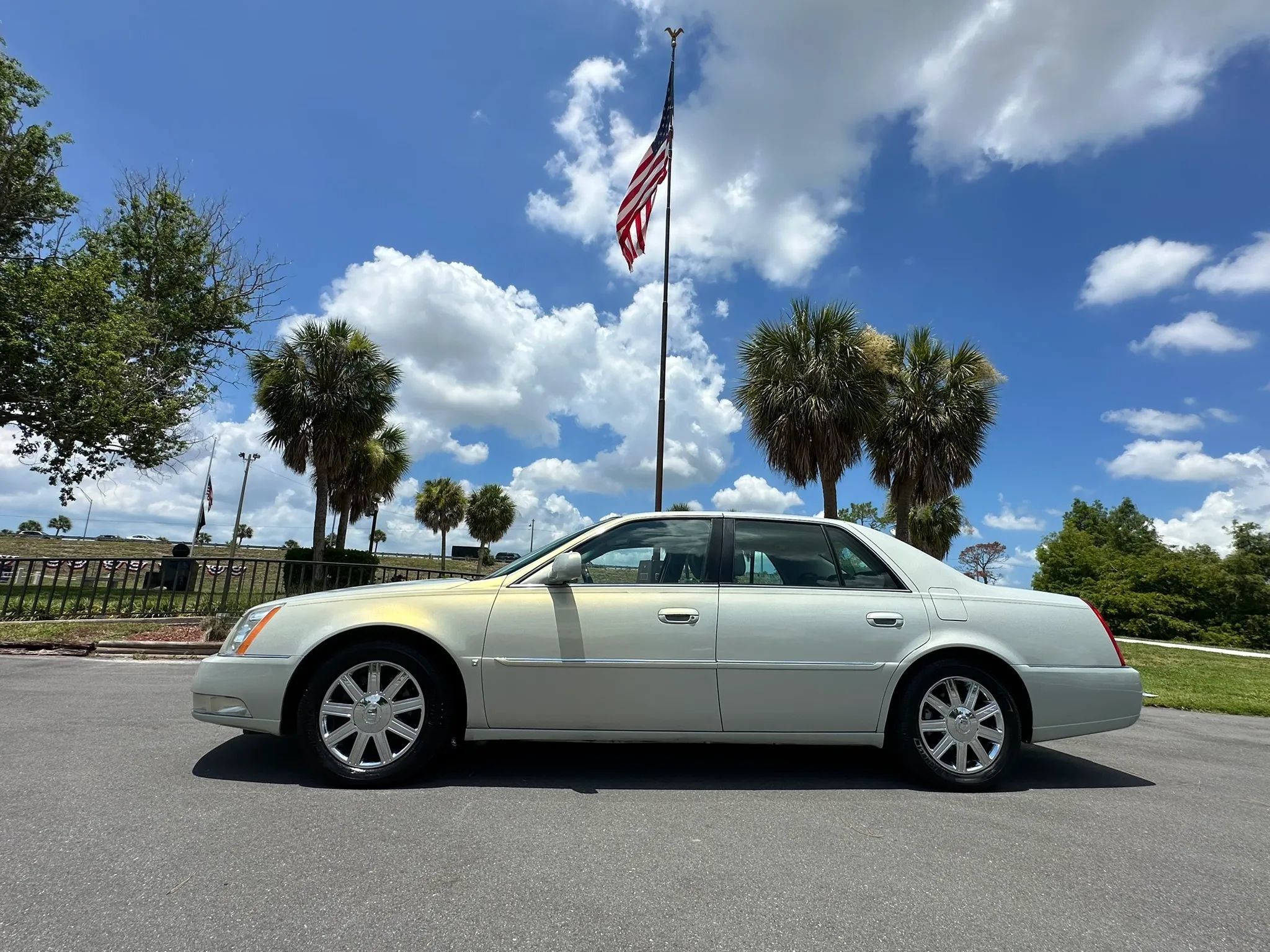 Used 2010 Cadillac DTS Luxury FWD image 41