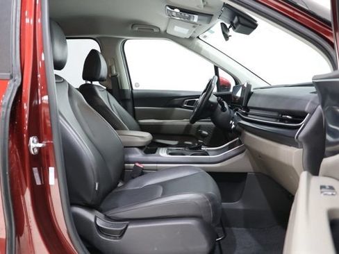 Used 2025 Kia Carnival FWD image 36