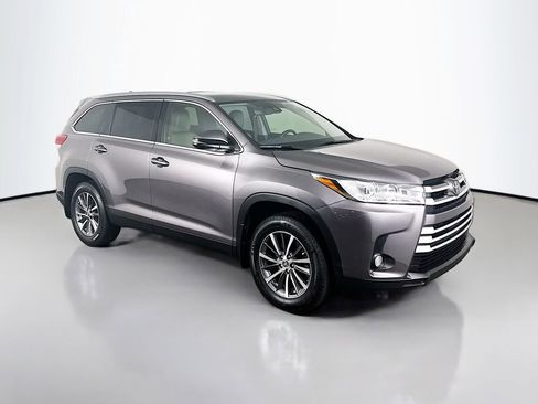 Used 2019 Toyota Highlander XLE image 3