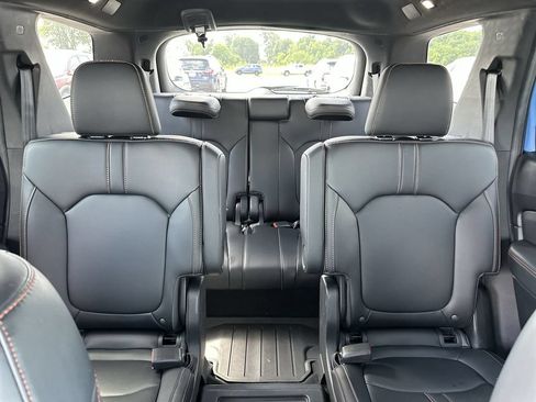 Used 2025 Honda Pilot TrailSport image 13