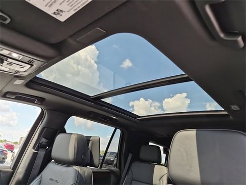 Used 2026 GMC Yukon Denali w/ Advanced Technology Package image 18