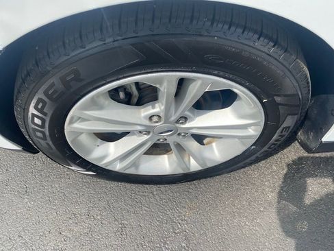 Used 2015 Ford Taurus SE image 27