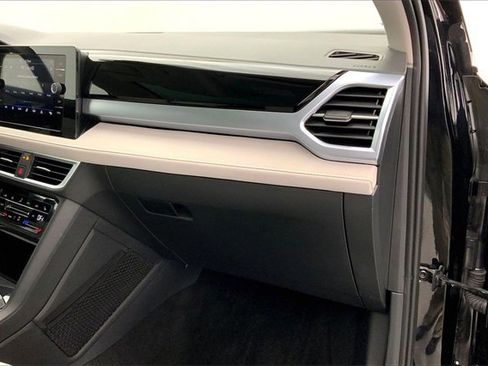 Used 2025 Volkswagen Taos SE image 16