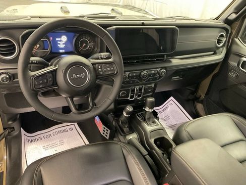 Used 2025 Jeep Gladiator Sport AWD/4WD image 4
