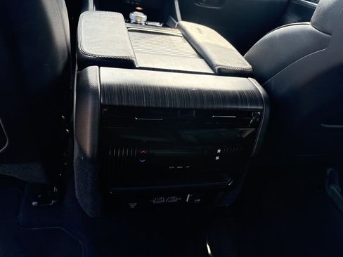 Used 2024 Jeep Wagoneer L Series II w/ Flexible Seating Group image 20