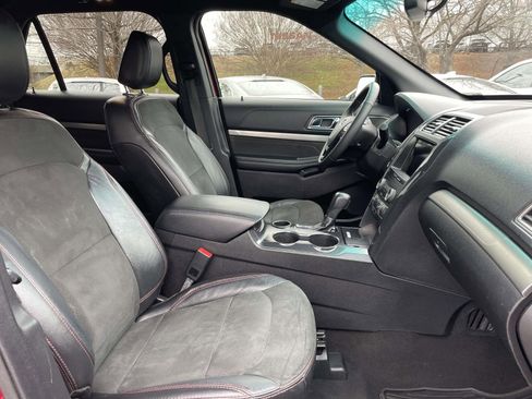 Used 2019 Ford Explorer XLT w/ Equipment Group 202A image 12