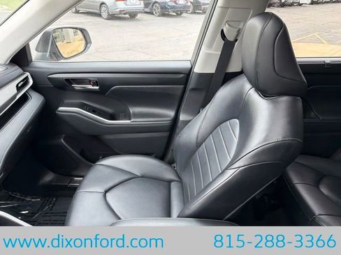 Used 2023 Toyota Highlander XLE AWD/4WD image 21