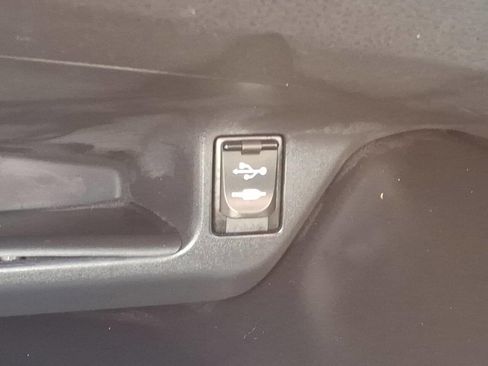 Used 2018 Toyota C-HR XLE FWD image 21