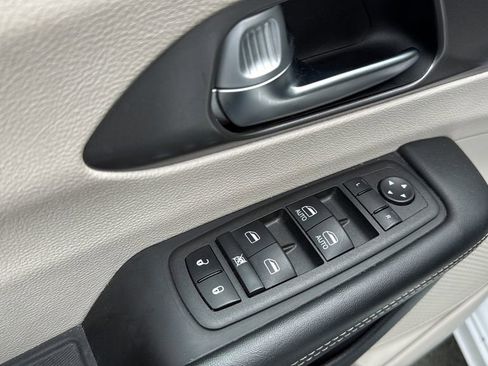 Used 2023 Chrysler Pacifica Touring-L FWD image 25