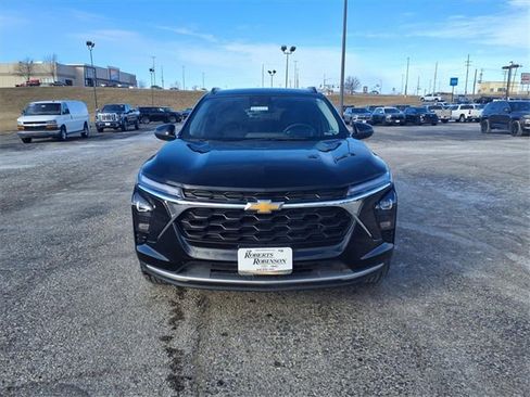 Used 2025 Chevrolet Trax LT w/ LT Convenience Package image 2