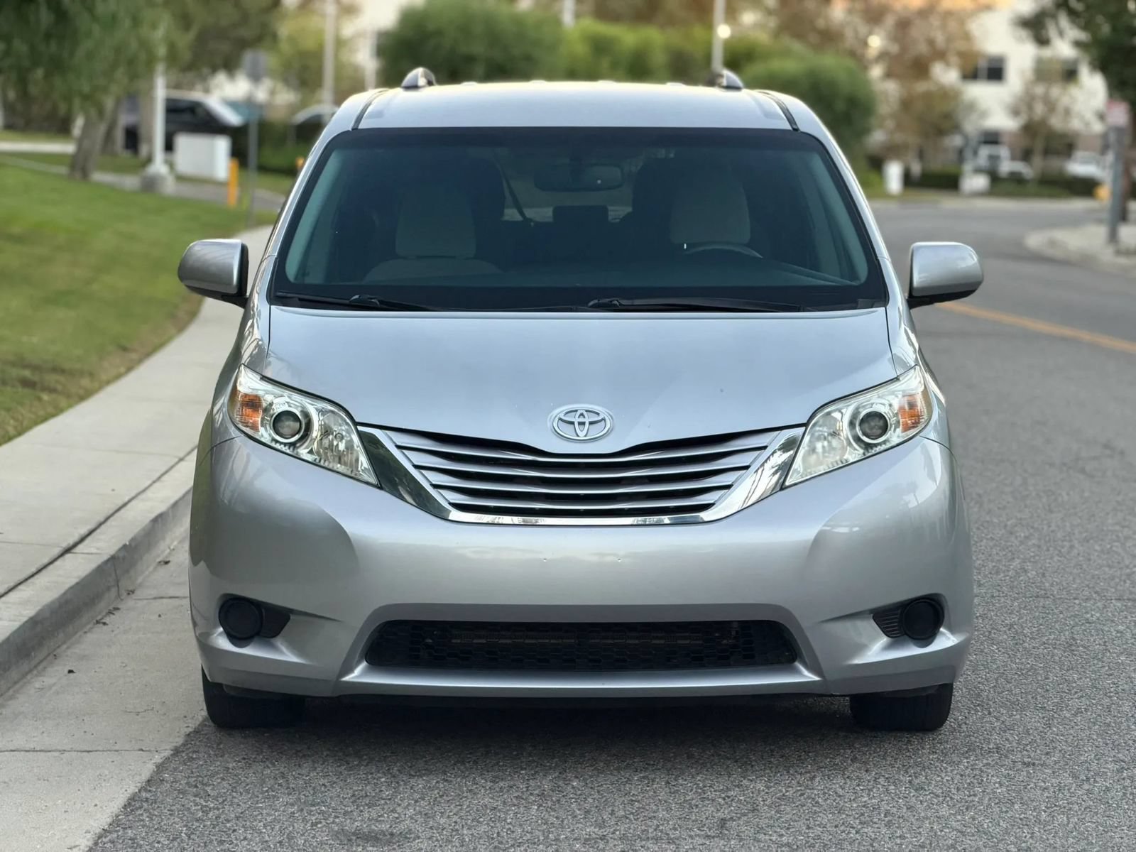 Used 2017 Toyota Sienna LE FWD image 2