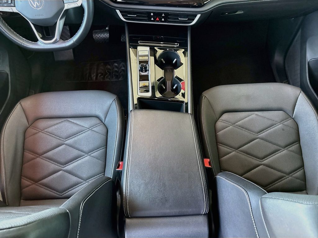 Used 2024 Volkswagen Atlas SE AWD/4WD image 16
