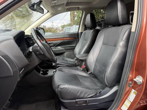 Used 2014 Mitsubishi Outlander SE image 8