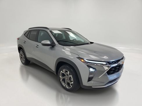 Used 2025 Chevrolet Trax LT w/ LT Convenience Package FWD image 3