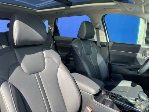 Used 2025 Kia Sorento S w/ Panoramic Sunroof Package image 3