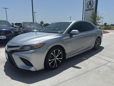 Used 2020 Toyota Camry SE FWD image 4