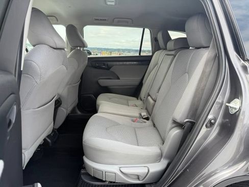 Used 2022 Toyota Highlander LE AWD/4WD image 10
