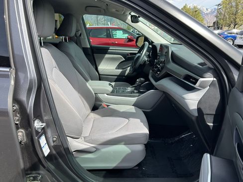 Used 2022 Toyota Highlander LE image 28