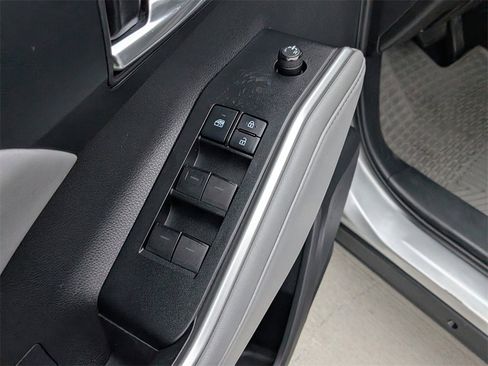 Used 2021 Toyota Highlander XLE image 11