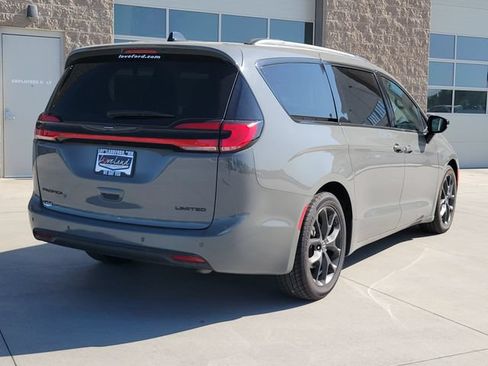 Used 2025 Chrysler Pacifica Limited FWD image 3