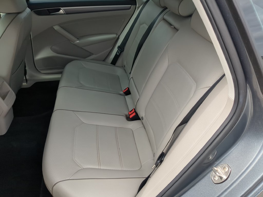 Used 2018 Volkswagen Passat 2.0T R-Line w/ R-Line Lighting Package FWD image 17