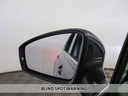 Used 2023 Volkswagen Tiguan SE w/ Panoramic Sunroof Package image 5