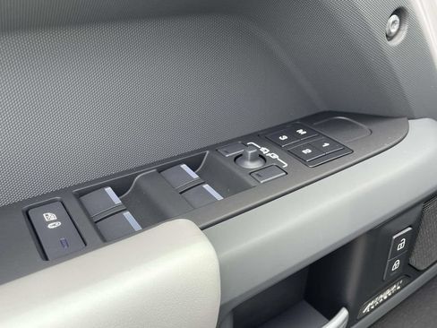 New 2026 Land Rover Defender 110 X-Dynamic SE AWD/4WD image 32