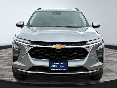 Used 2025 Chevrolet Trax LT w/ Driver Confidence Package FWD image 3