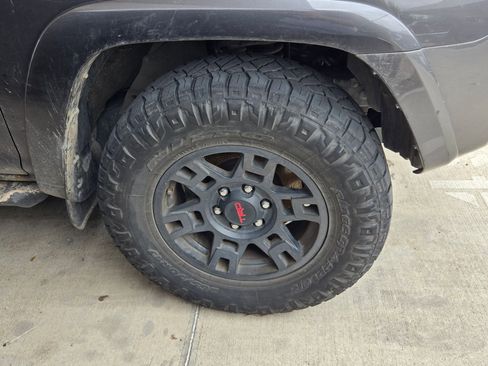 Used 2019 Toyota 4Runner SR5 AWD/4WD image 9